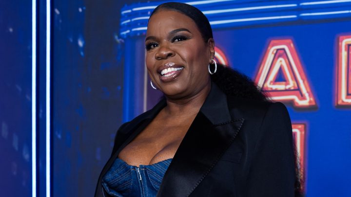 Leslie Jones asiste a AEW Revolution, toma una foto con el equipo de Top Tag Backstage