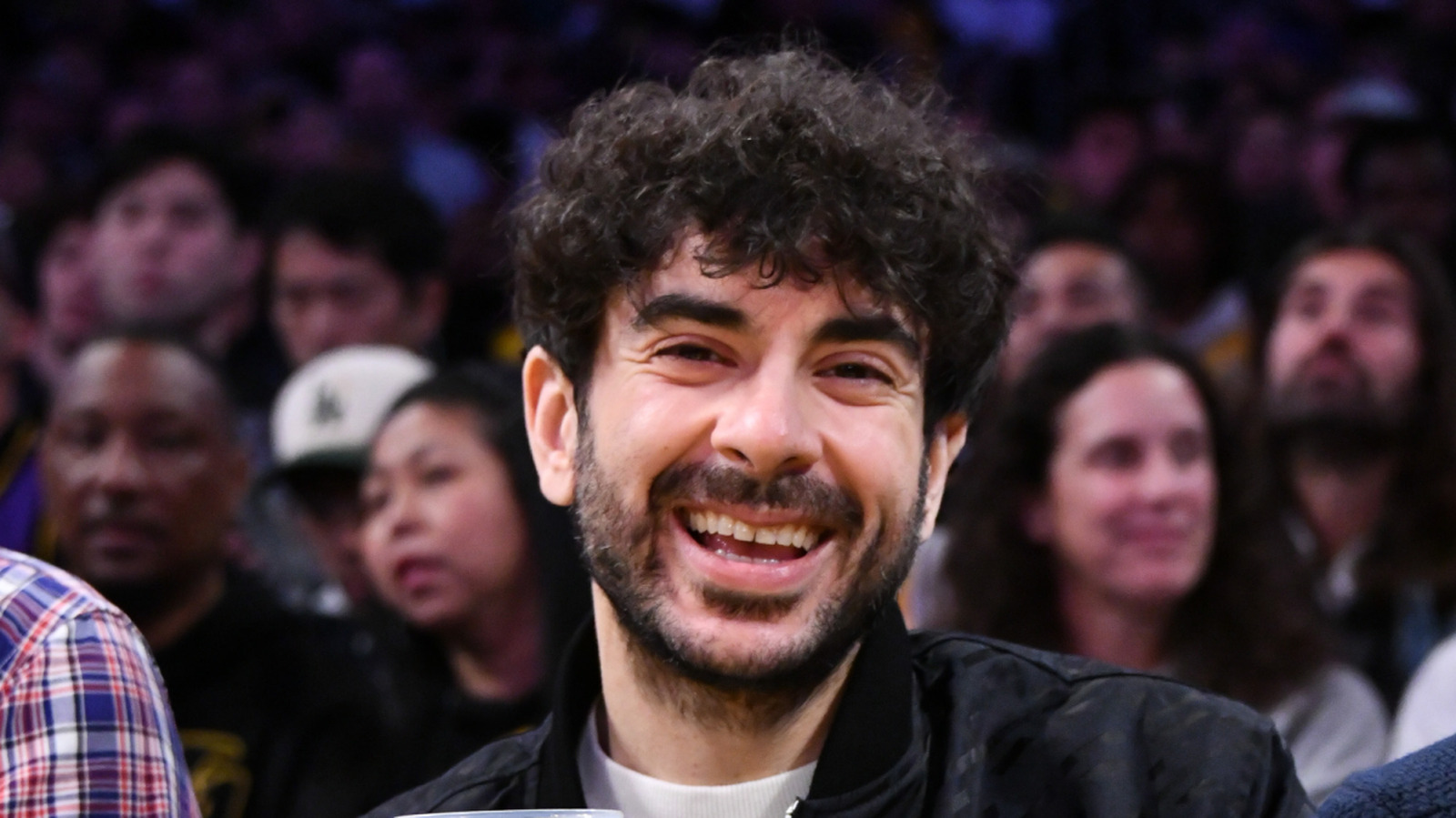 Noticias entre bastidores sobre cómo se siente WBD acerca de AEW a la luz del reciente discurso de calificaciones de televisión