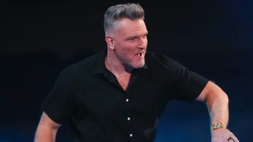 Pat McAfee de WWE extiende la rama de oliva después de que la multitud canadiense abucheó el himno nacional