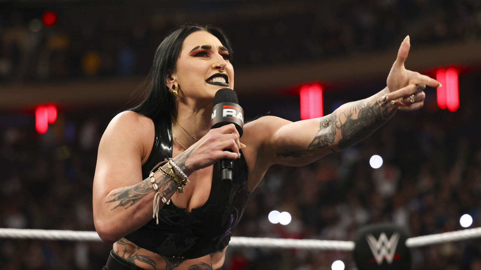 Rhea Ripley presenta a Iyo Sky, Bianca Belair para terminar con WWE Raw después del evento principal DOBLE DQ