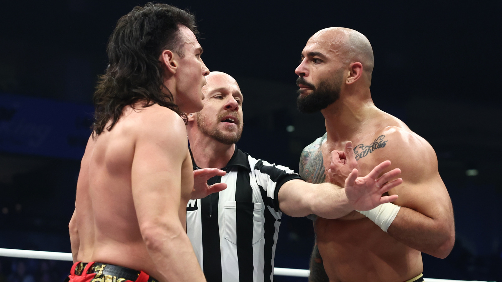 Tommy Dreamer reacciona al acabado de Dynamite AEW, lo que resulta en el título internacional de 3 vías