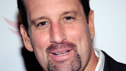 Tommy Dreamer se dirige sobre WWE Raw Steel Cage Match