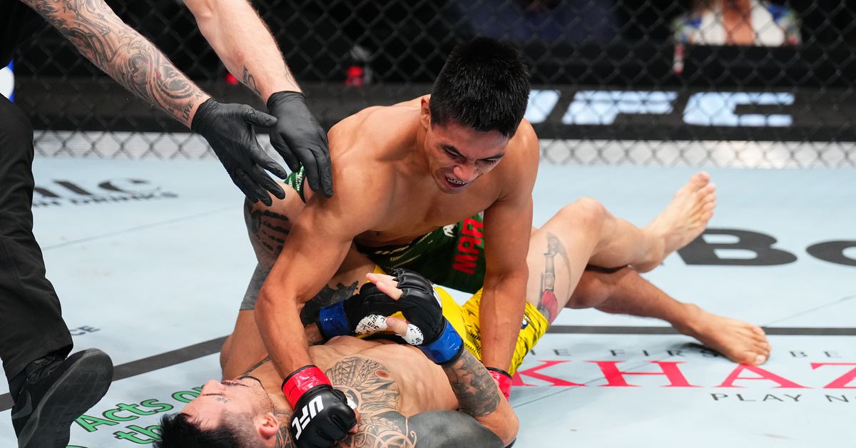 Video de UFC México: David Martínez demuele a Saimon Oliveira con brutal golpe, vicioso terreno y libra