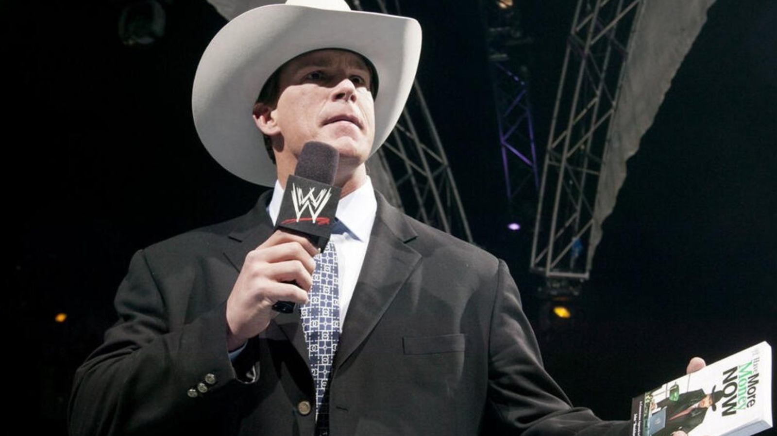 El miembro del Salón de la Fama de la WWE JBL recuerda haber salido nazi en Alemania