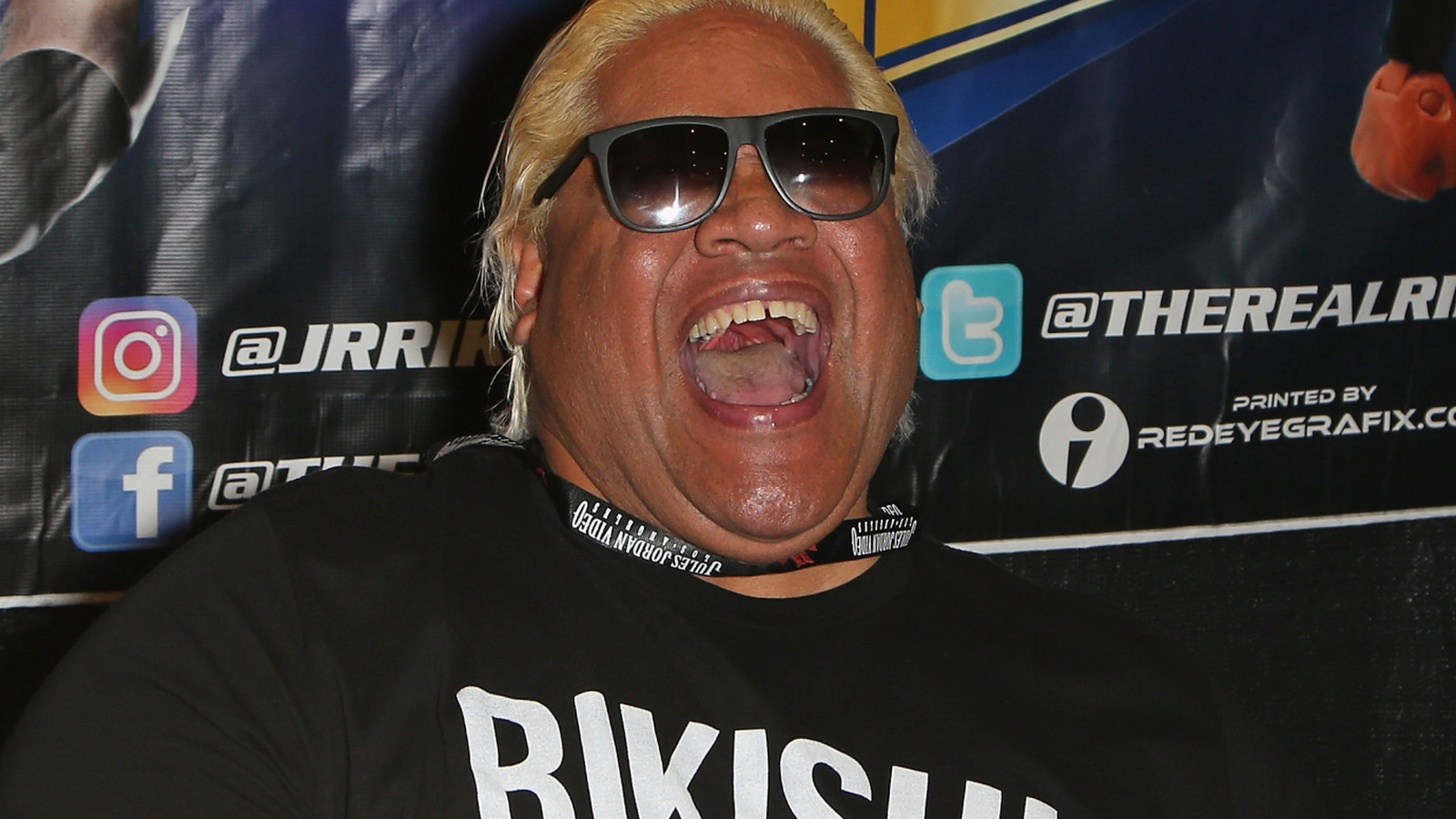 El miembro del Salón de la Fama de la WWE, Rikishi, mira hacia atrás en el infierno de miedo en un lugar celular con The Undertaker