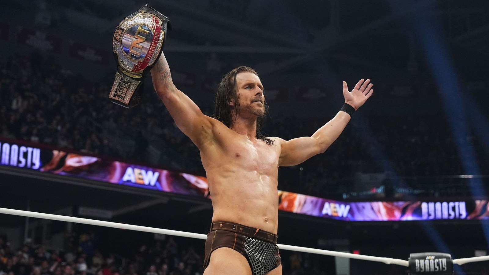 Adam Cole no descartará el cinturón de título TNT personalizado, todavía quiere un campeonato mundial AEW