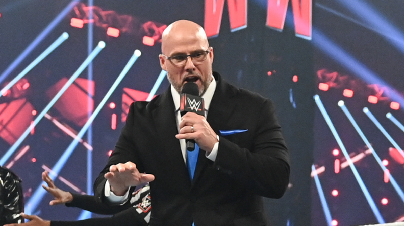 Adam Pearce de WWE anuncia un partido masivo de campeonato WrestleMania 41 antes de Raw