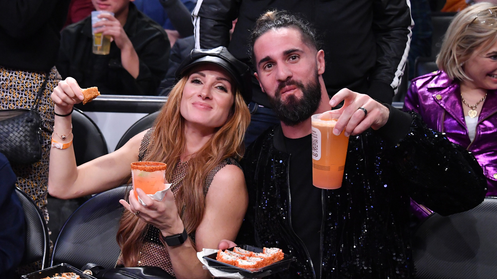 Becky Lynch vio detrás del escenario aparentemente celebrando la victoria de WWE WrestleMania de Seth Rollins