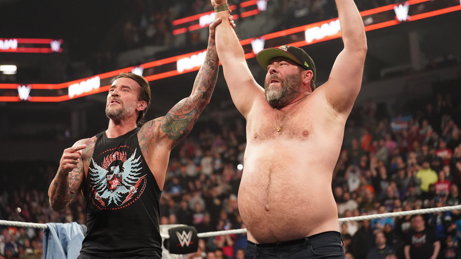 CM Punk ayuda a Bert Kreischer a golpear a un par de Chokeslams después de que WWE Raw sale del aire