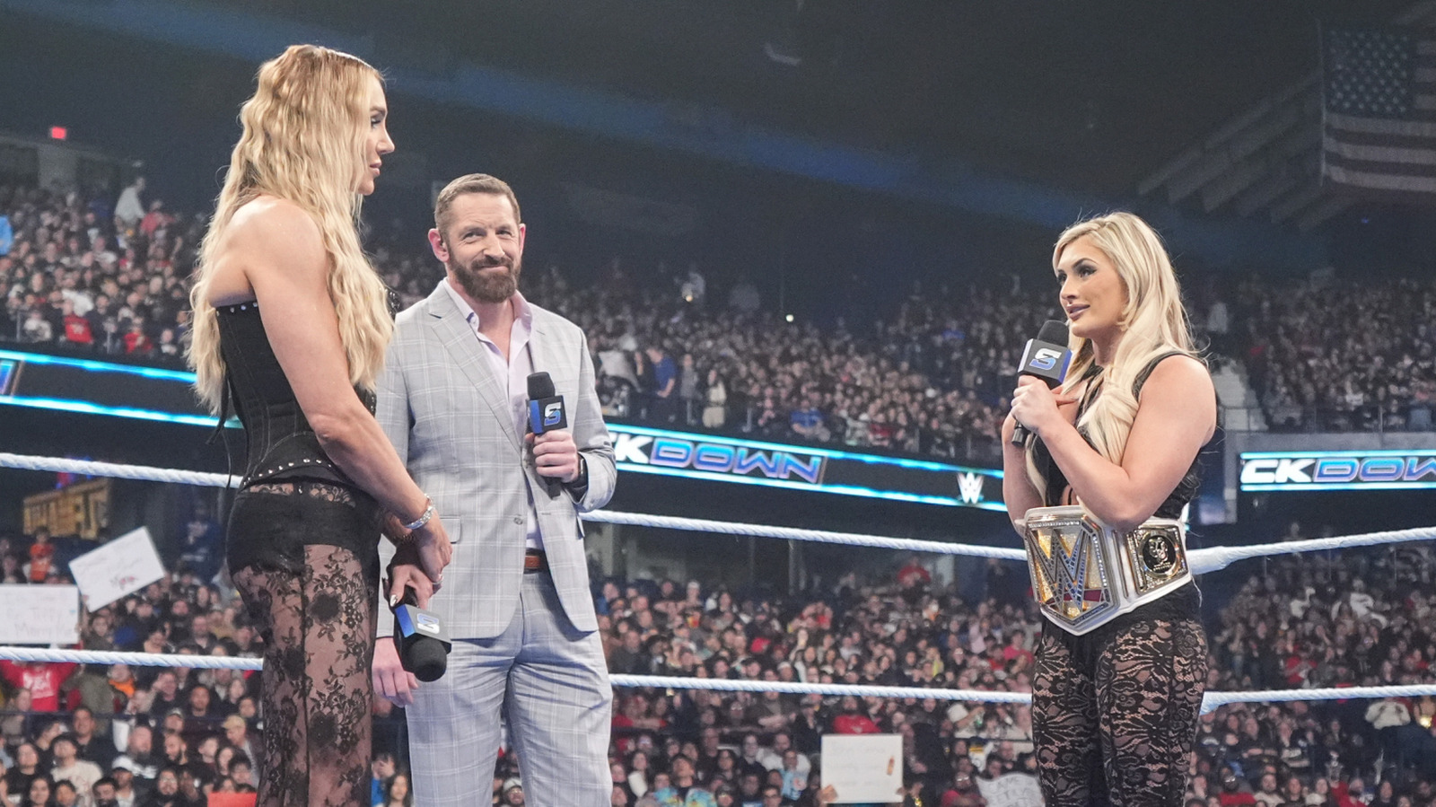 Charlotte Flair vio emboscarse a Tiffany Stratton en estacionamiento por delante de WWE Smackdown
