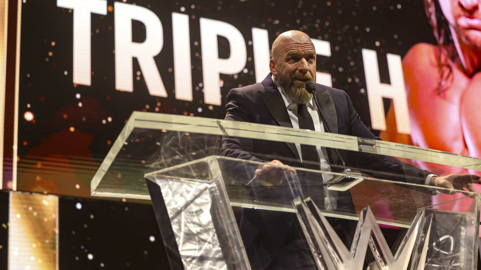 Clase del Salón de la Fama de la WWE de 2025 (menos Lex Luger) honrado en el escenario de WrestleMania 41