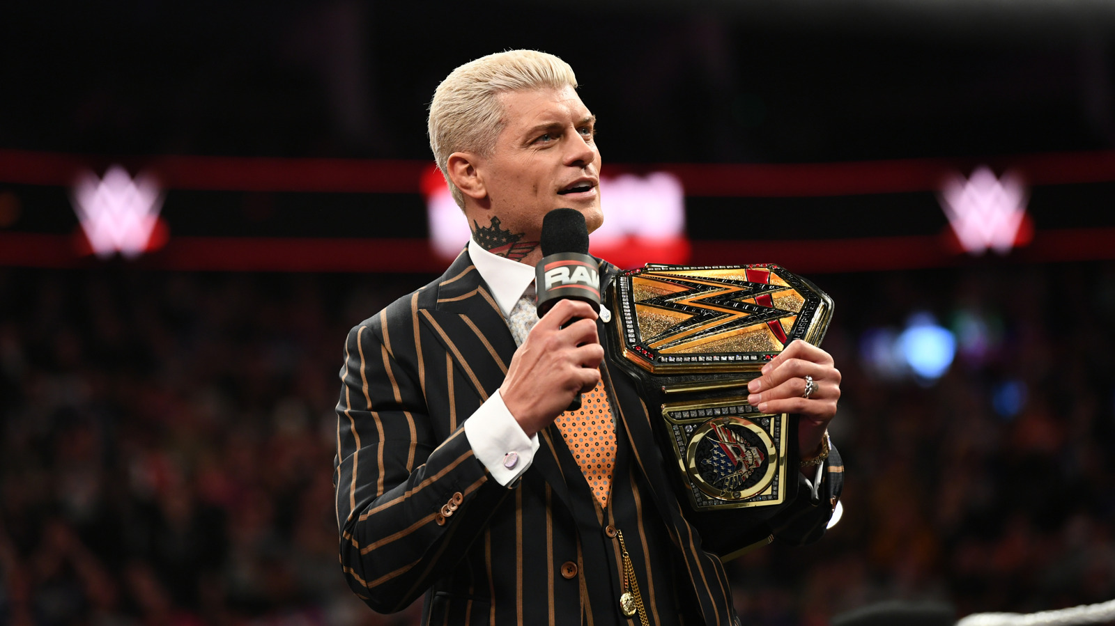 Cody Rhodes Nombre-Drops Brock Lesnar, Defy Wrestling en la promoción de la WWE Smackdown cargada