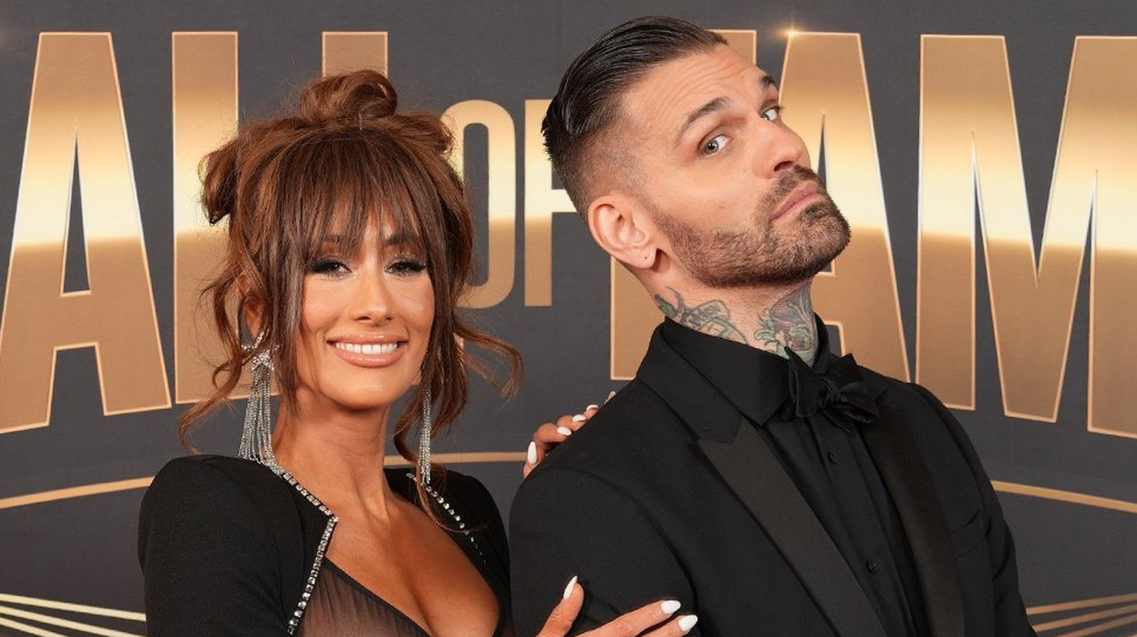 Corey Graves & Carmella de WWE revela que está embarazada