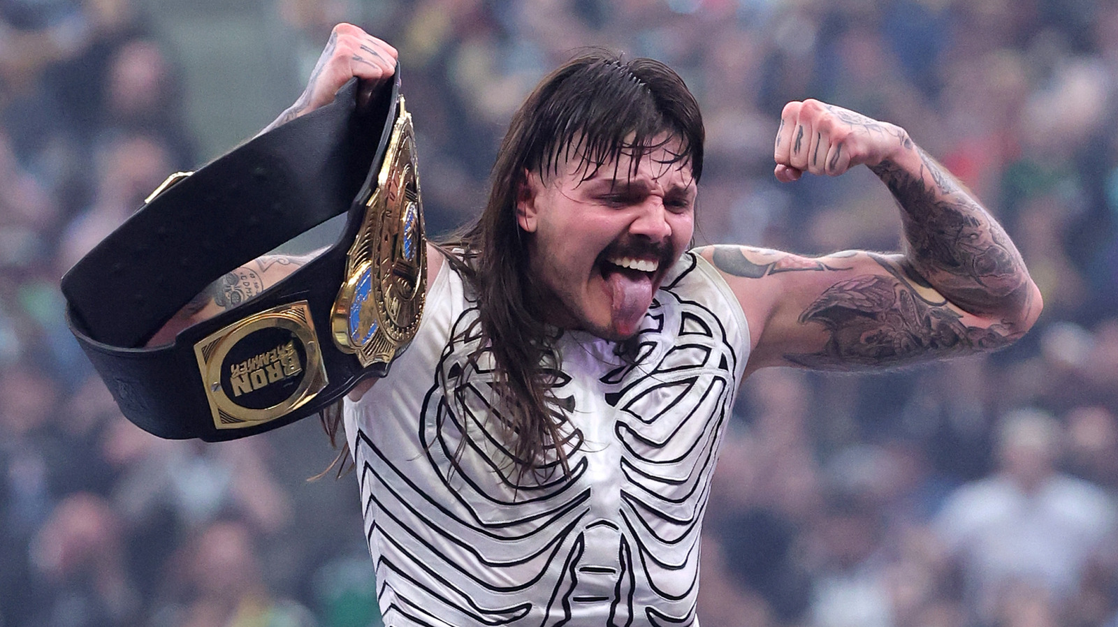 Dominik Mysterio reacciona a la victoria por el título de la WWE IC en WrestleMania, siendo animado por la multitud