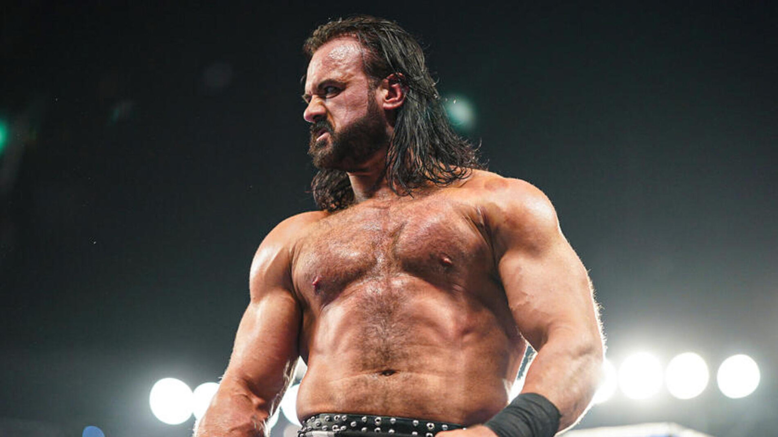 Drew McIntyre parece sacudir una lesión en WWE WrestleMania Win sobre Damian Priest