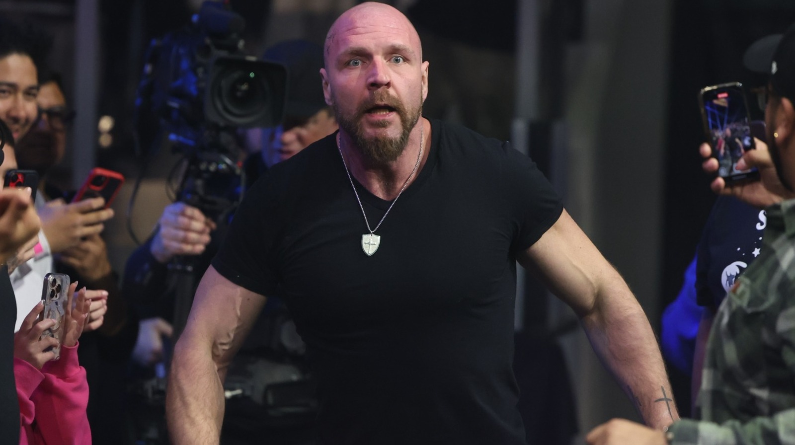 El CEO de AEW, Tony Khan, aborda cómo reacciona a la negatividad de los fanáticos en torno al ángulo de los jinetes de la muerte