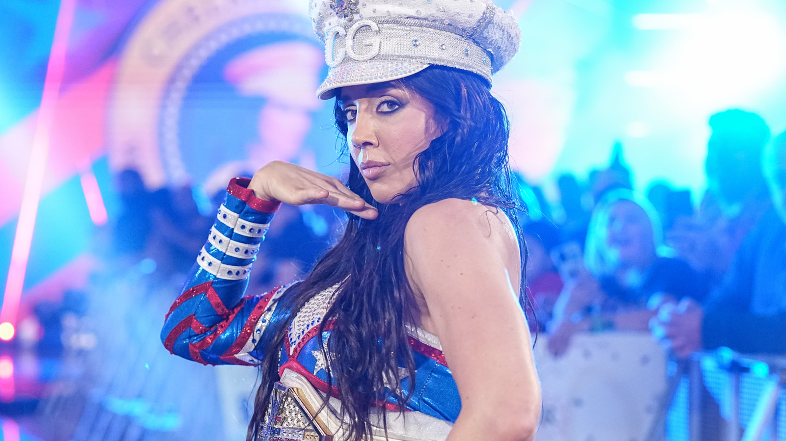 El campeón estadounidense de WWE Women, Chelsea Green, discute en un campo lleno de gente