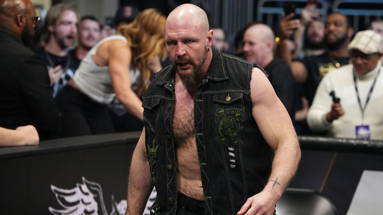 El campeón mundial AEW, Jon Moxley, nombró al campeón interino de tríos en colisión después de la lesión de PAC