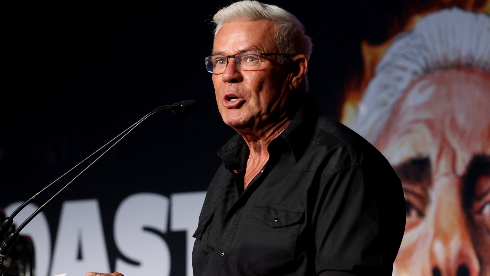 Eric Bischoff dice que la posición de gorila en WWE le recuerda qué tan lejos ha llegado esta estrella de WCW