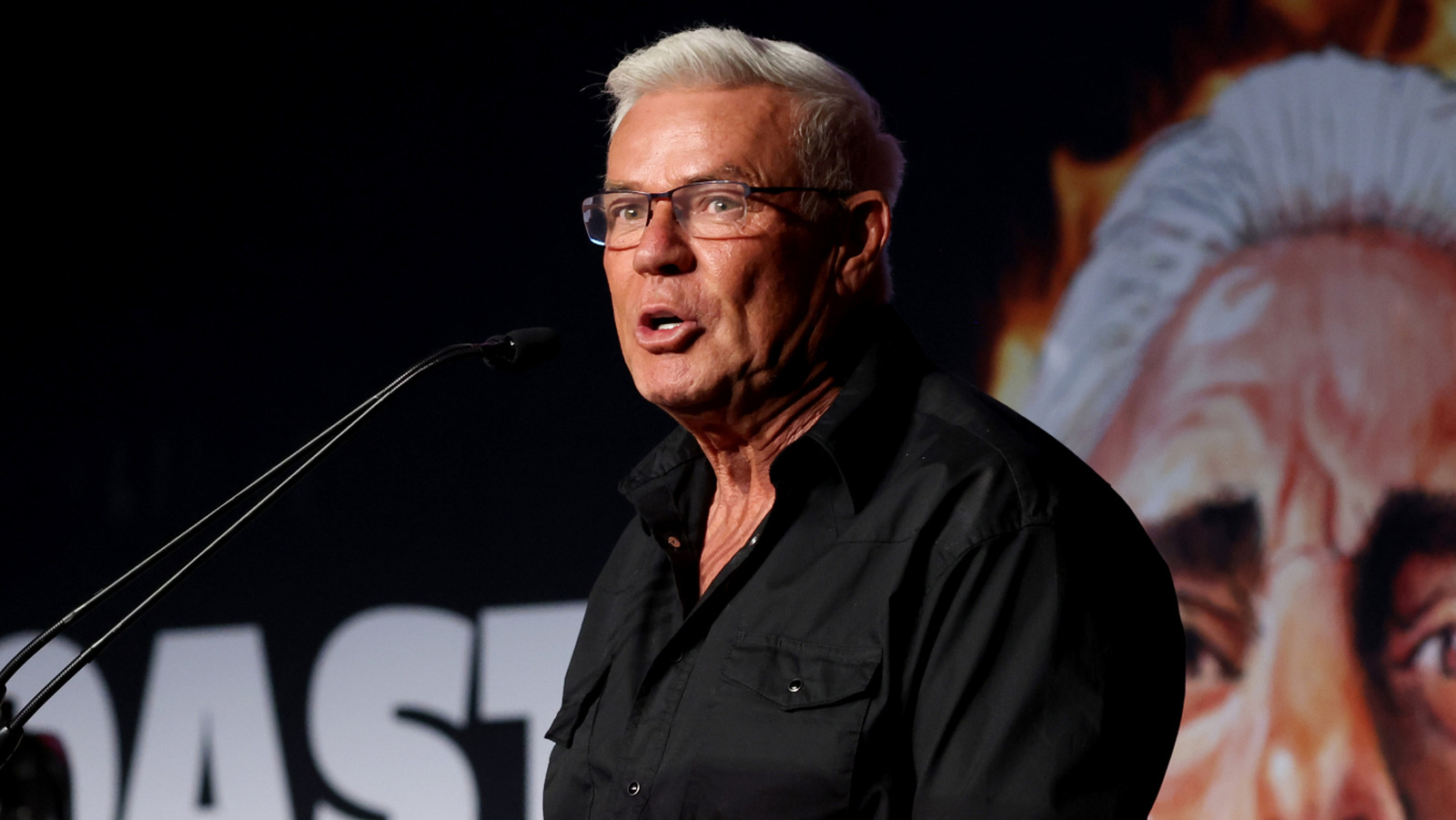 Eric Bischoff felicita a Tony Khan por una dinamita AEW superando a WCW el lunes Nitro