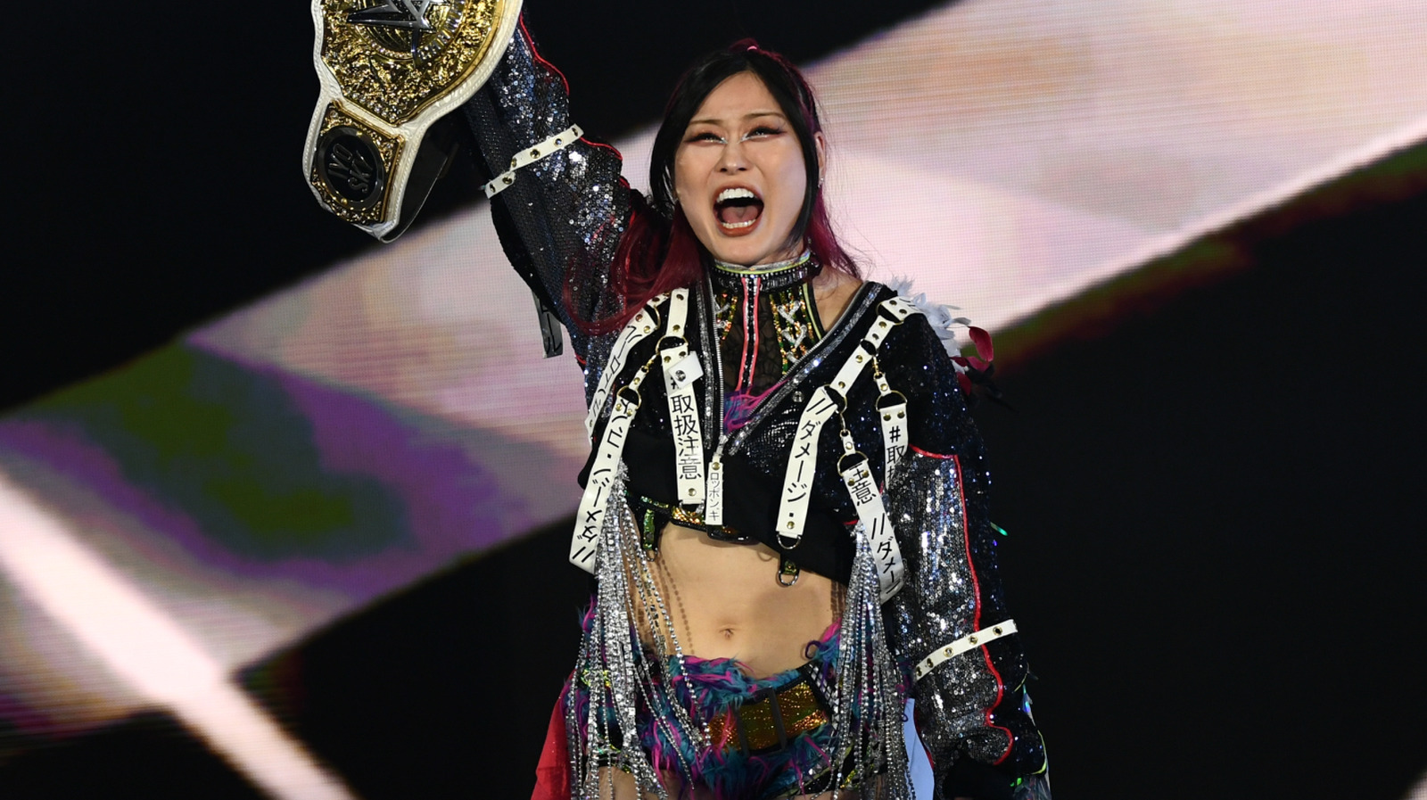 Iyo Sky celebra la carrera de la WWE después de que Legend elogia su partido de WrestleMania en el backstage