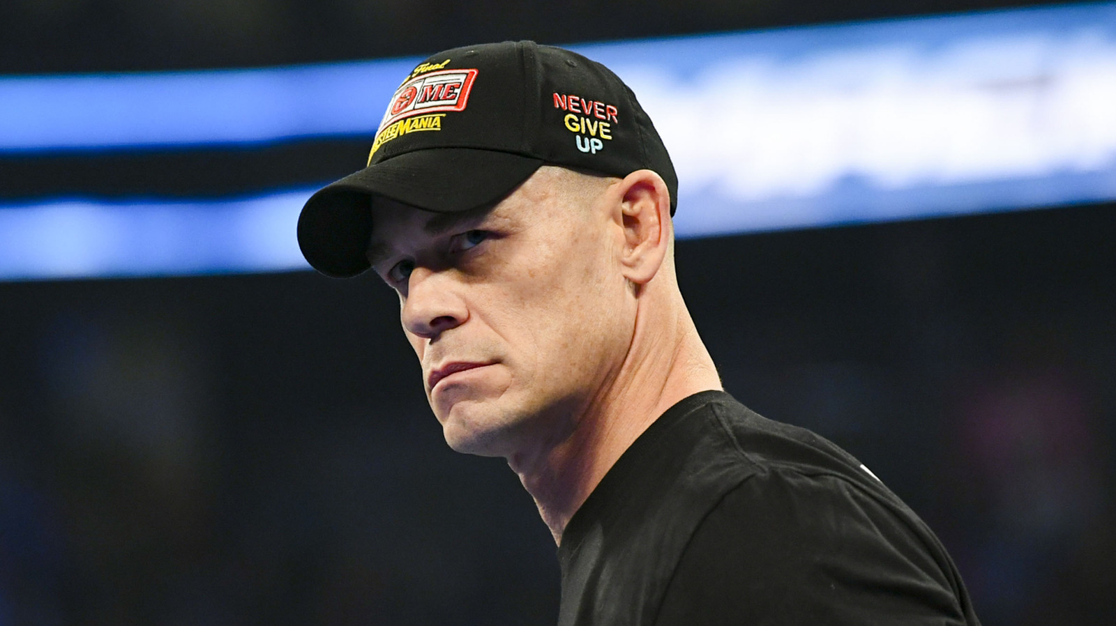 John Cena arroja las placas laterales de Cody Rhodes fuera del cinturón de título de la WWE, ignora las preguntas de la prensa