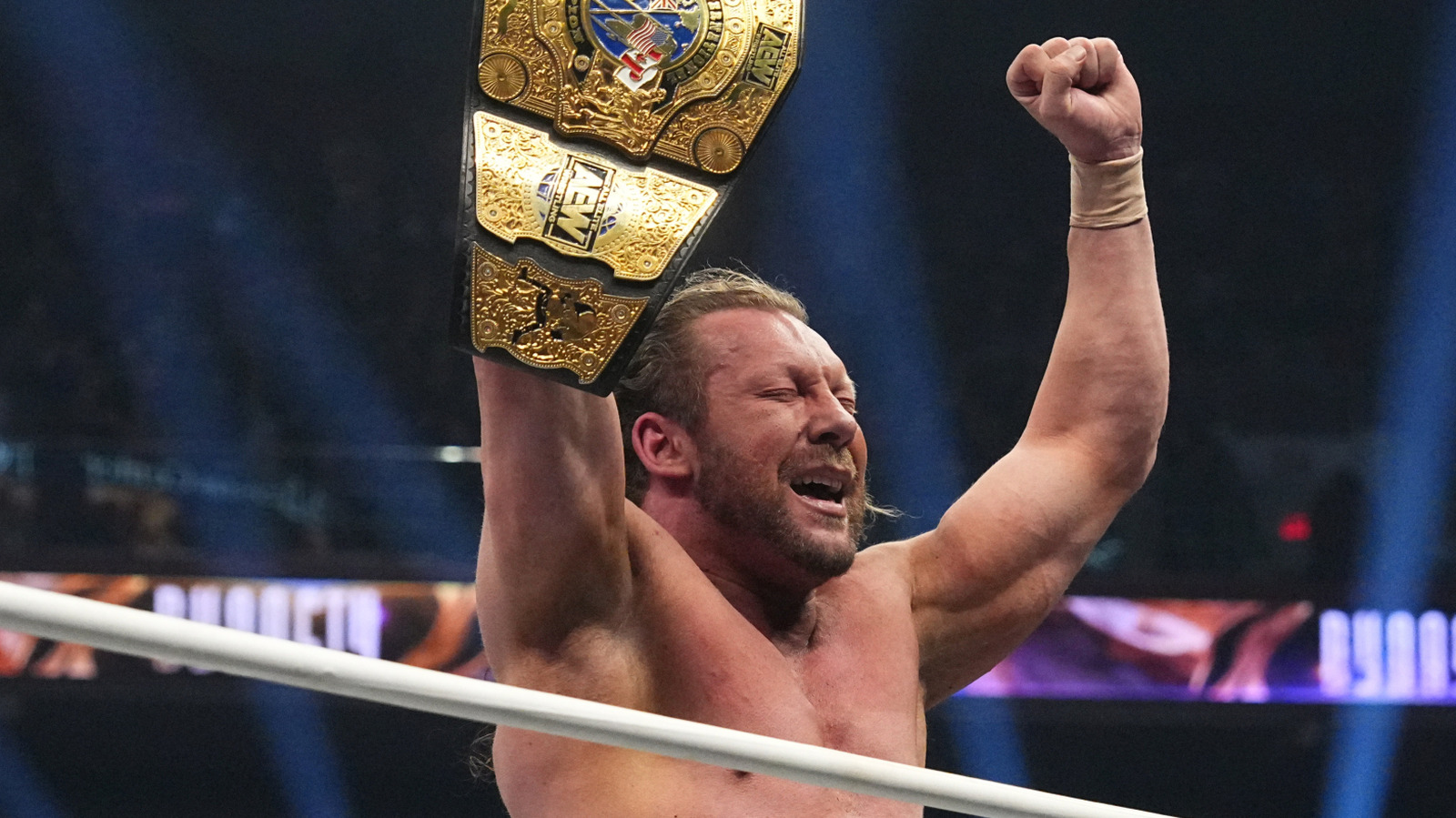 Kenny Omega confronta a los jóvenes dólares tras una escena tensa con los jinetes de la muerte en una dinamita aew