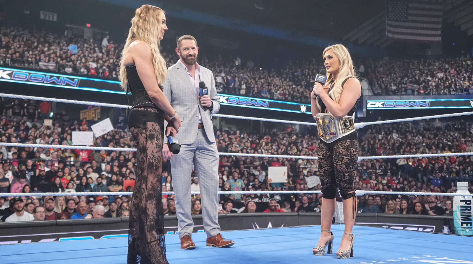La campeona de la WWE Tiffany Stratton se dirige a Charlotte Flair subestimándola