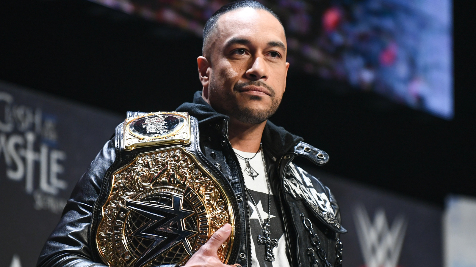 La estrella de la WWE Damien Priest se desempeña como presentadora para el próximo concierto de Slayer