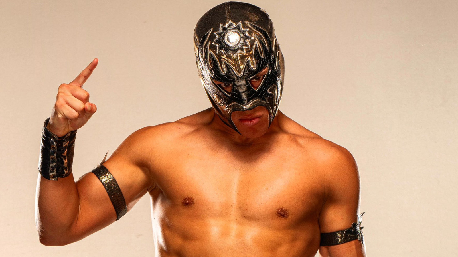 La ex estrella AEW FUEGO DEL SOL DESMASKS en el evento GCW, deja botas en el anillo