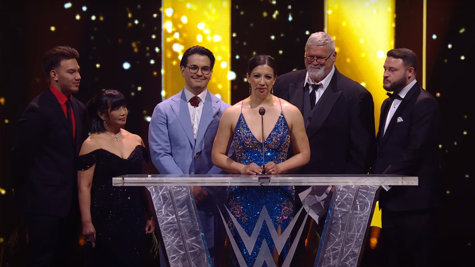 La familia de Typhoon & John Tenta acepta la inducción del Salón de la Fama del WWE de los desastres naturales