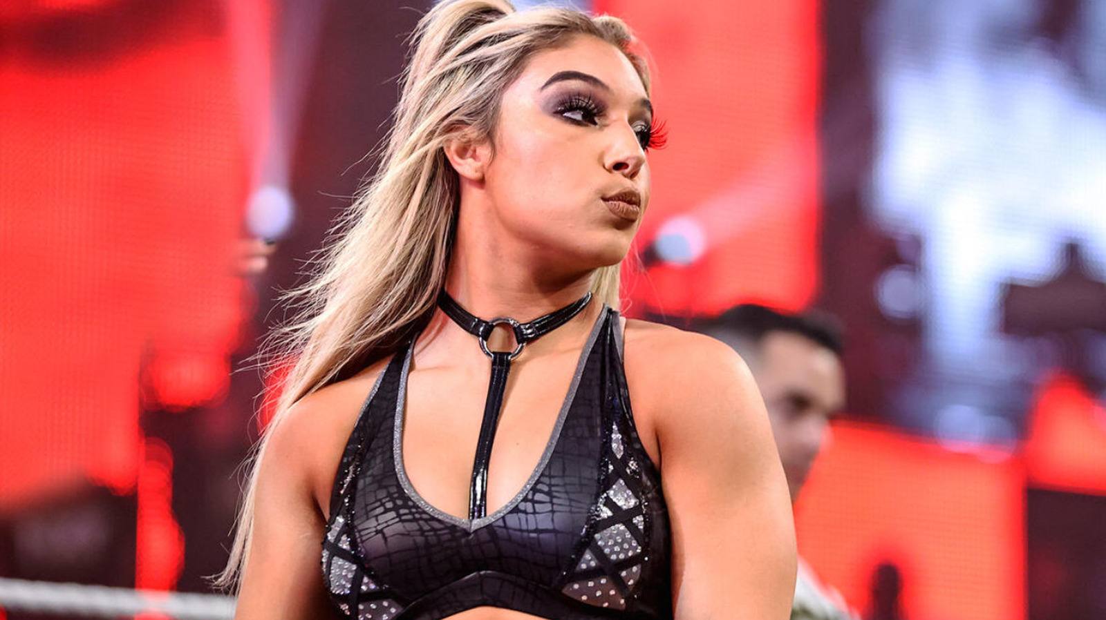 Lola Vice y Thea Soil redondean WWE NXT Stand & Entrew Ladder Match