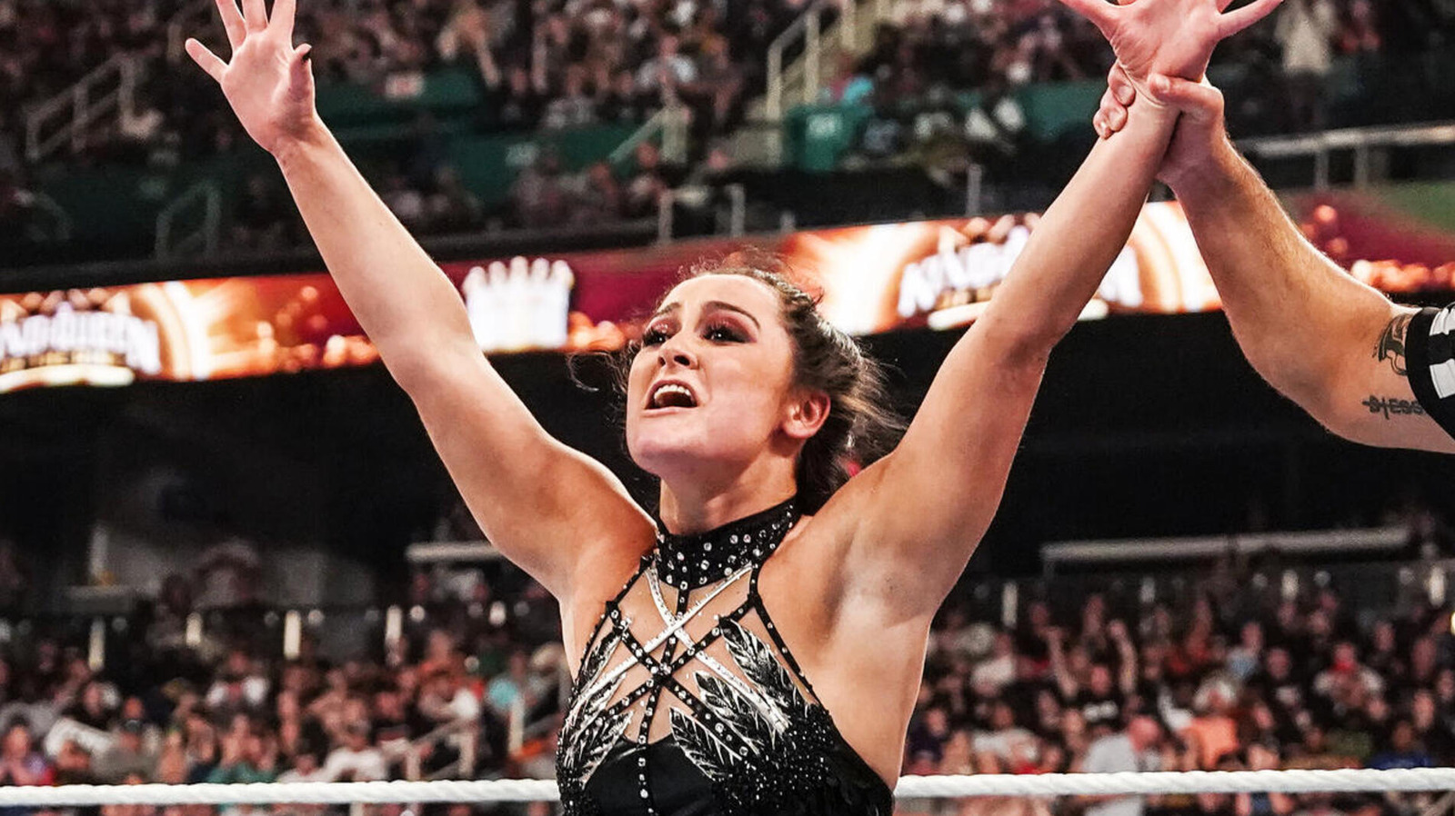 Lyra Valkyria toma un partido de WWE Raw con Bayley, conserva el título de IC de mujeres