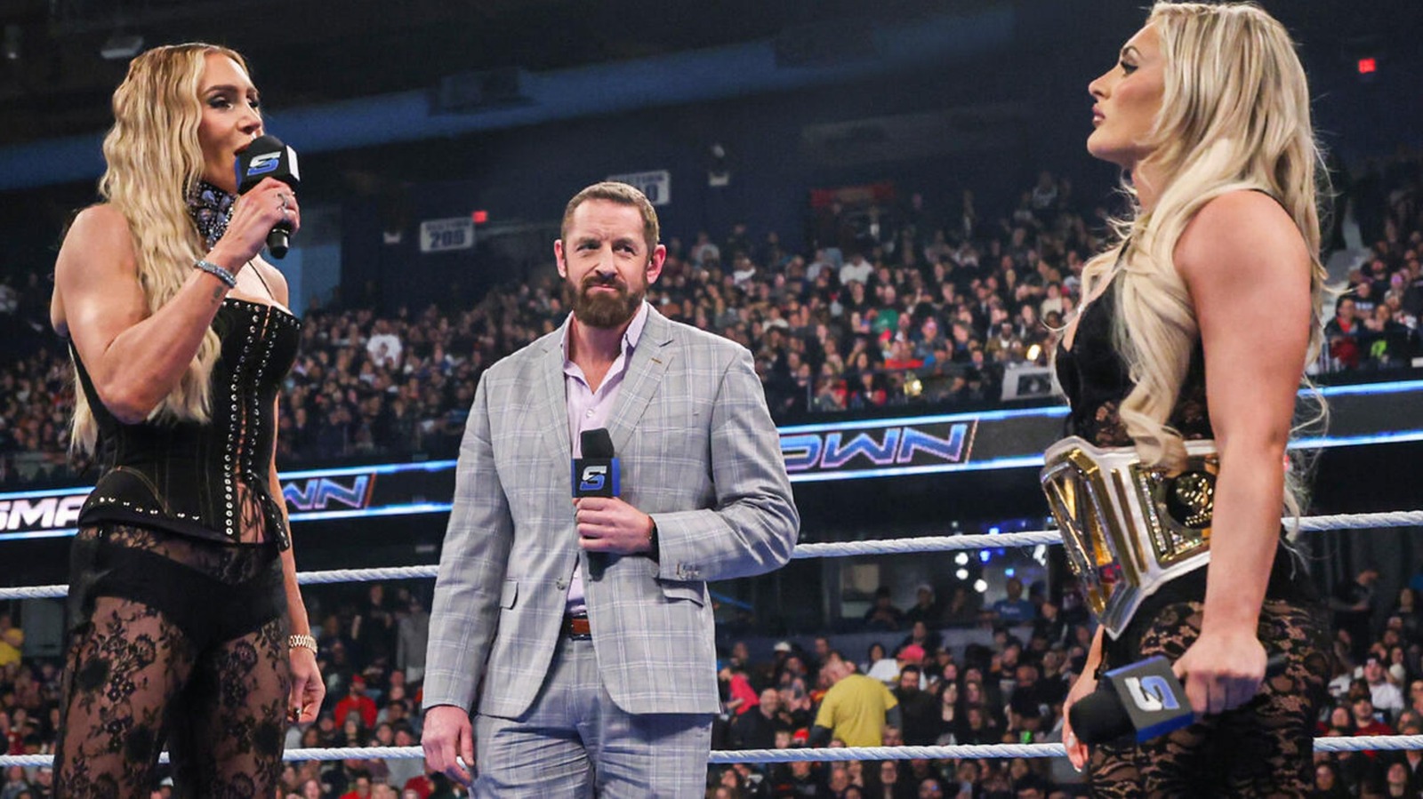 Más detalles sobre la tarea de segmento desordenado de la WWE Smackdown. Charlotte Flair y Tiffany Stratton