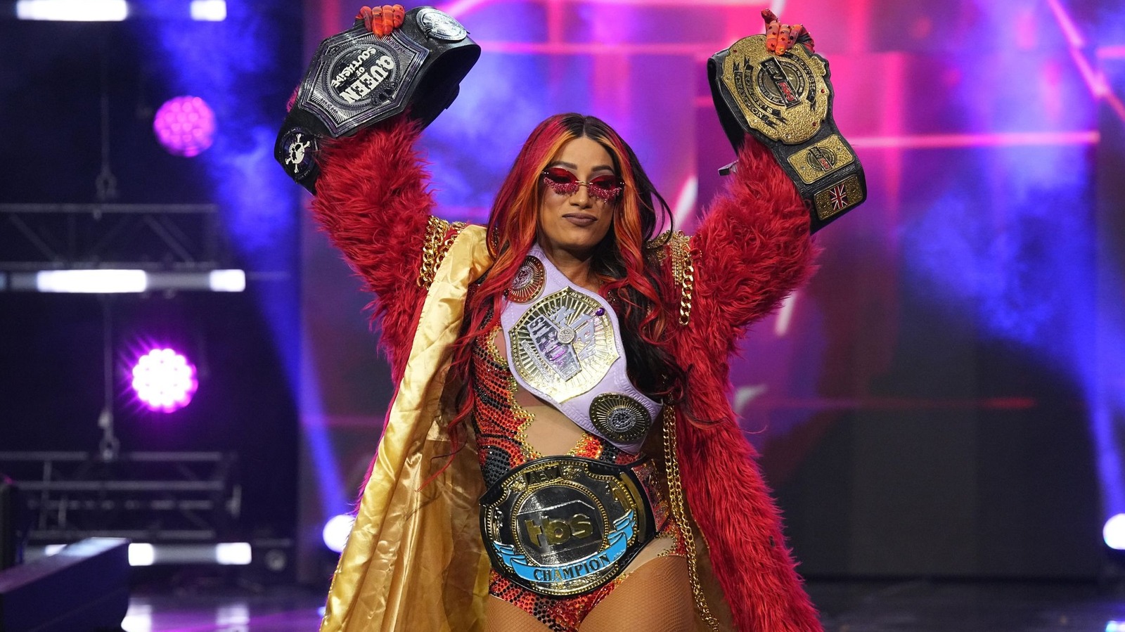 Mercedes Moné de AEW defendiendo oficialmente el título femenino de NJPW Strong en un partido de tres vías