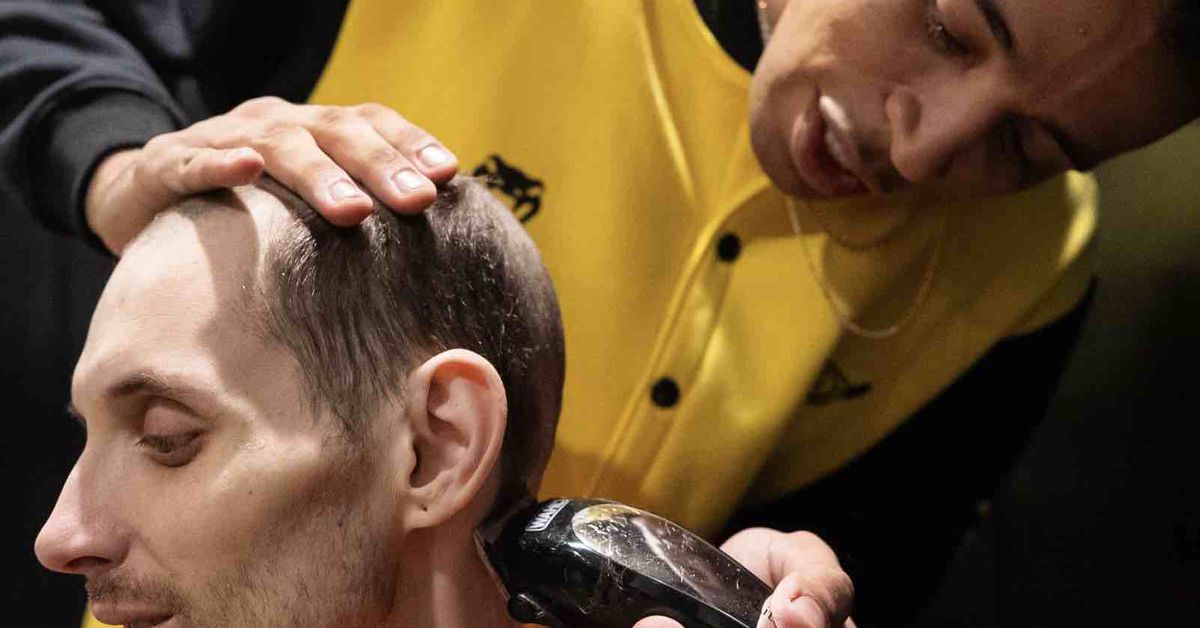 Mira a Carlos Prates afeitarse la cabeza por súper fanáticos que luchan contra el cáncer antes de UFC Kansas City