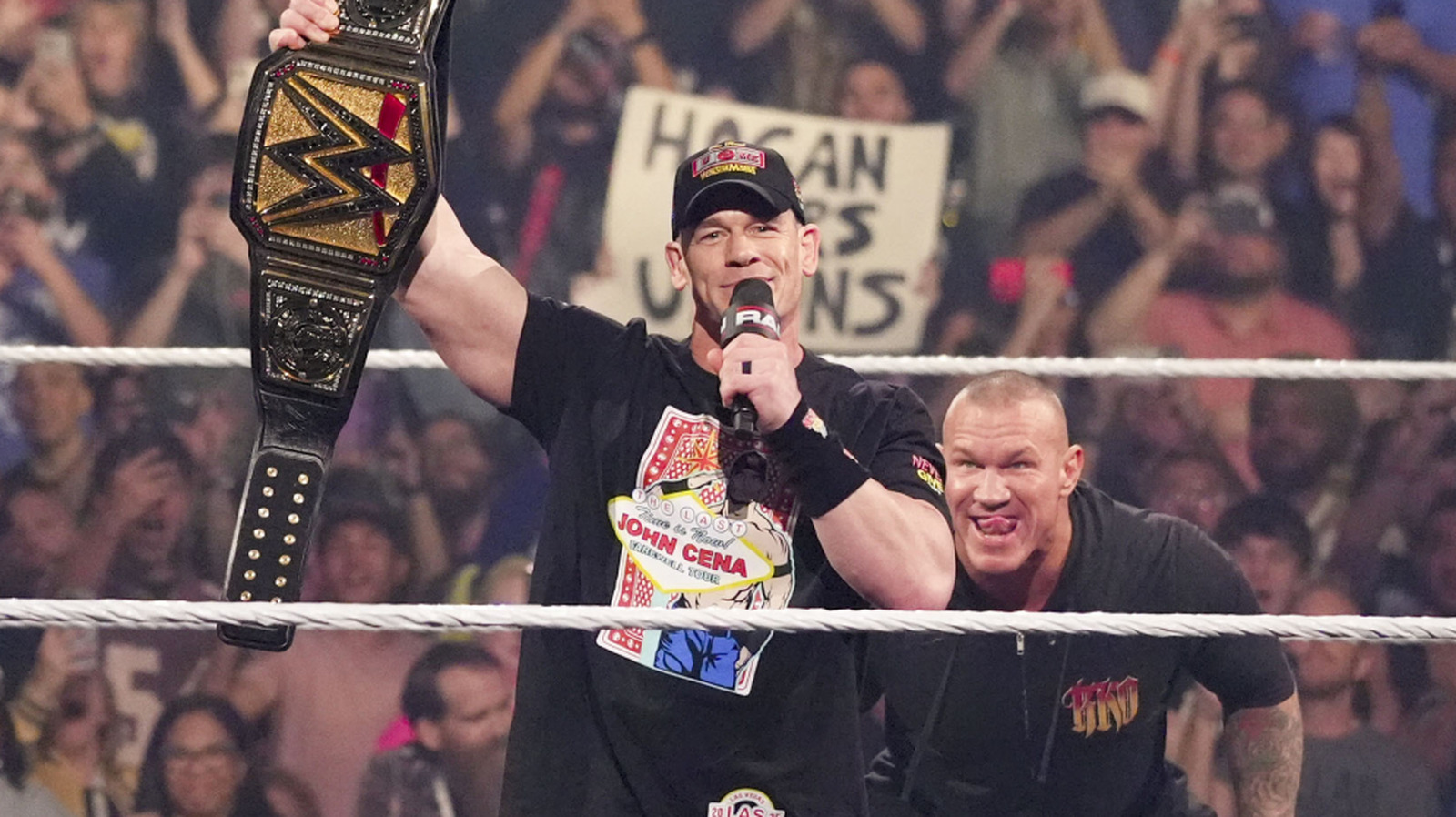 Oficial de partidos por el título de la reacción después de que Orton regate es atacado por Cena en SmackDown