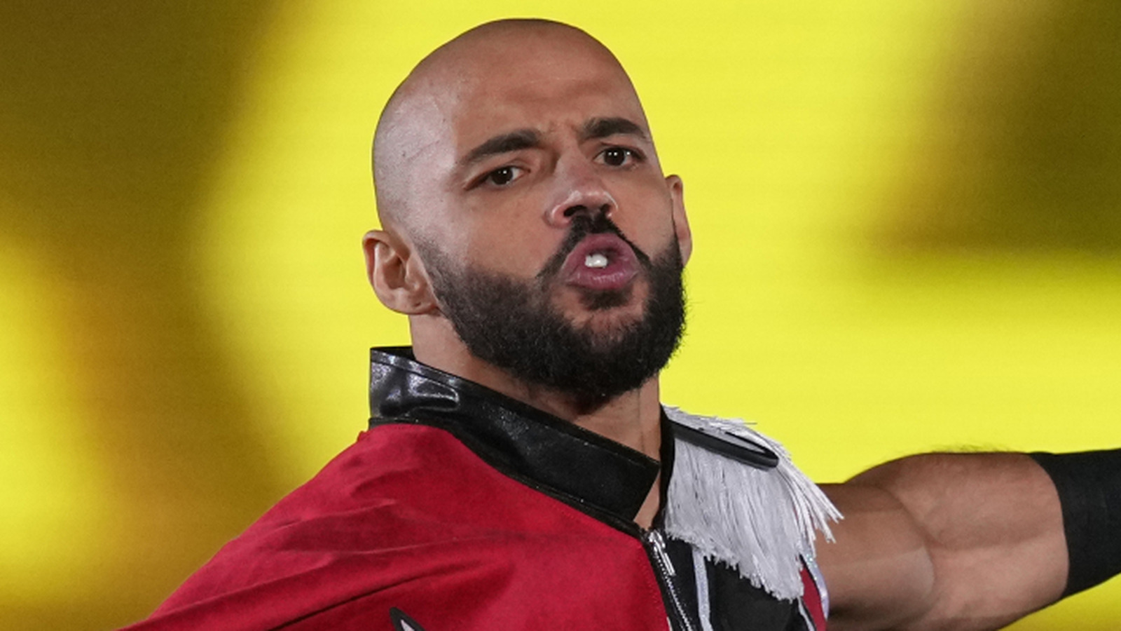 Ricochet de AEW nombra a los luchadores de alto vuelo inferior a él, sigue con la lista calva