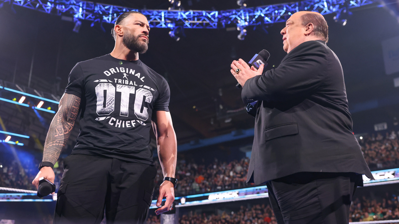 Roman Reigns aparentemente rechaza a Paul Heyman, toma una silla familiar disparada en WWE Raw