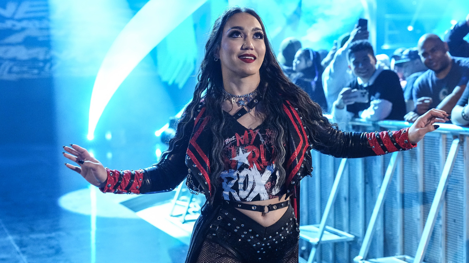 Roxanne Pérez de WWE celebra Slammy con Stone Cold Steve Austin, Salute de la firma