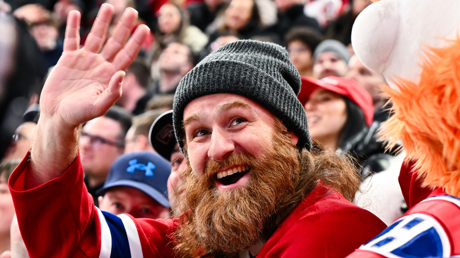 Sami Zayn felicita a Iyo Sky por la victoria del título mundial femenino en WWE WrestleMania 41