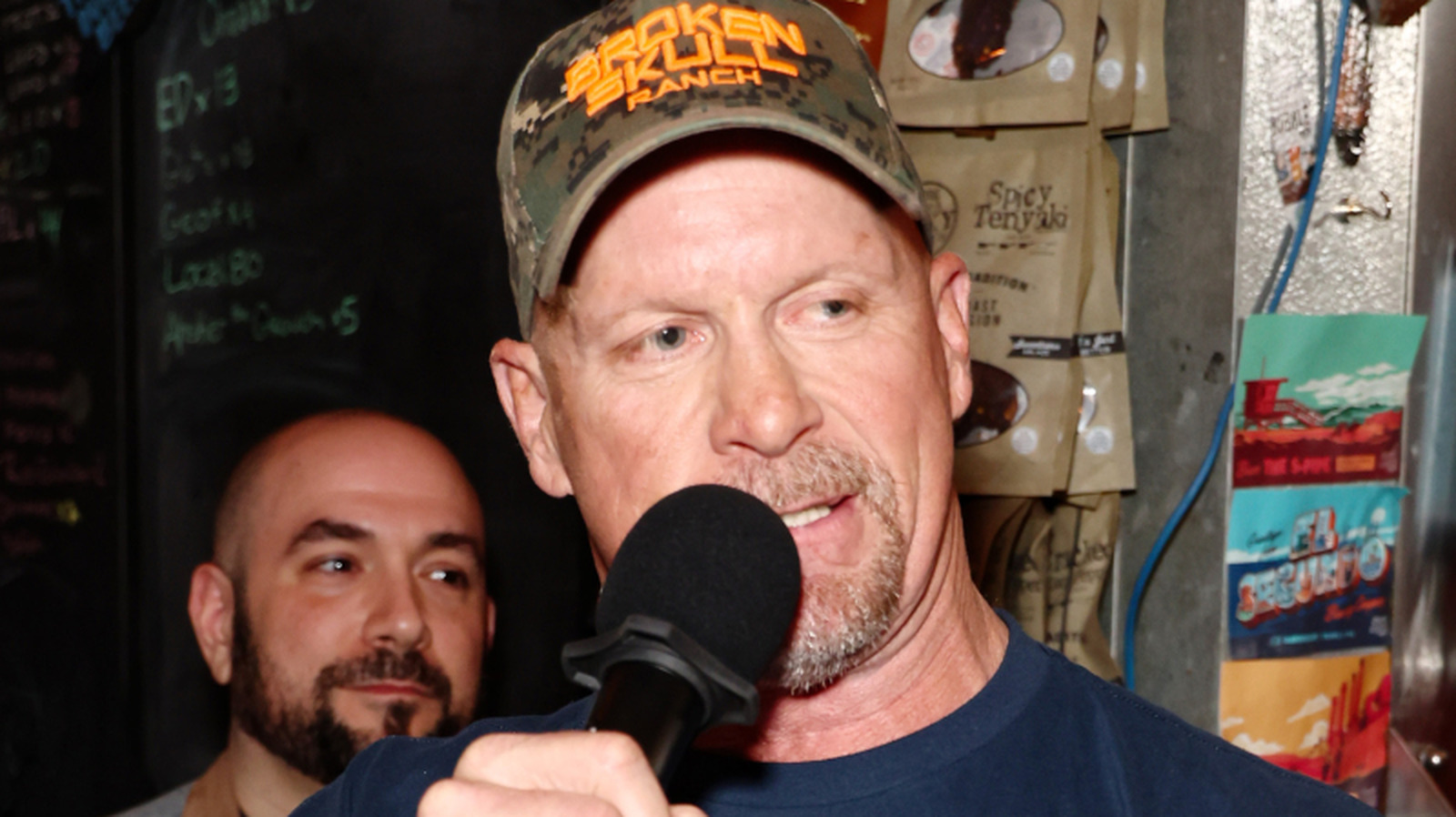 Steve Austin conduce a ATV a Barricade, Nick Khan revisa el fanático de la WWE WrestleMania 41