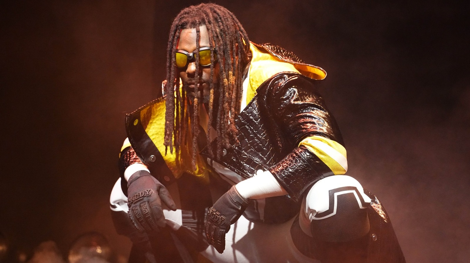 Swerve Strickland se dirige a la multitud después de que una dinastía AEW sale del aire: 'F *** Booker T'