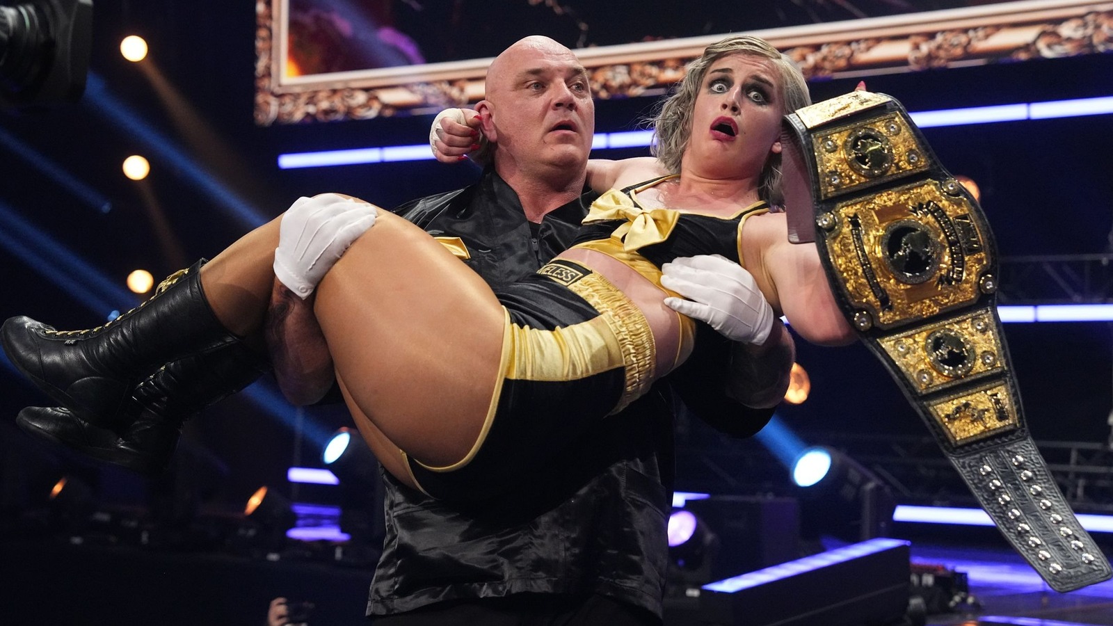 Toni Storm hace un desafío de eliminación de título femenino aw para la colisión