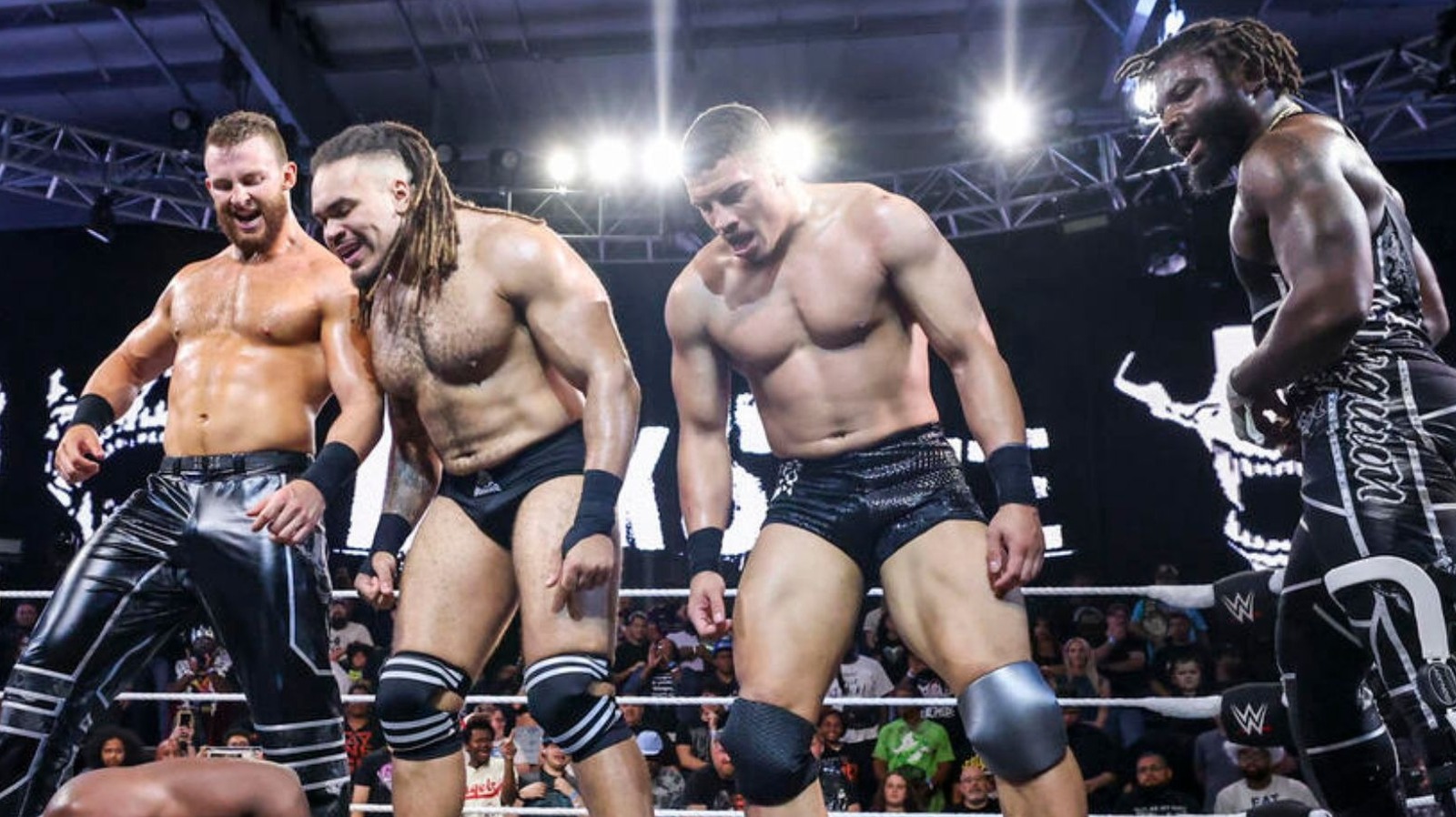 Tony D'Angelo y la familia van a la guerra con Darkstate en WWE NXT Stand & Entrew