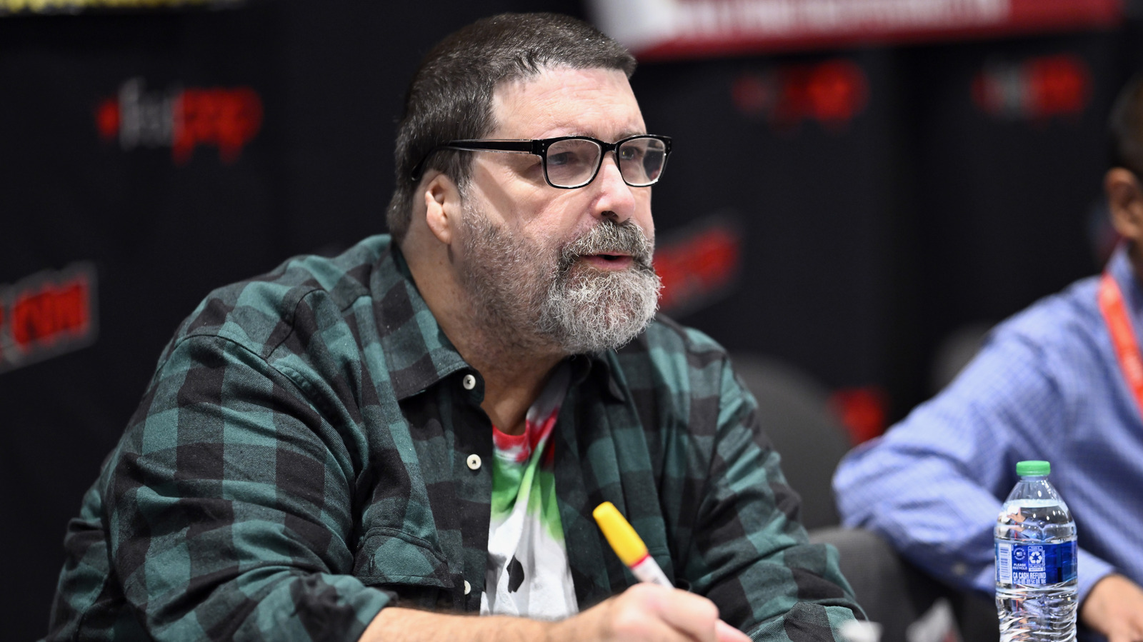 WWE Hofer Mick Foley sobrevive a desgarrador naufragio