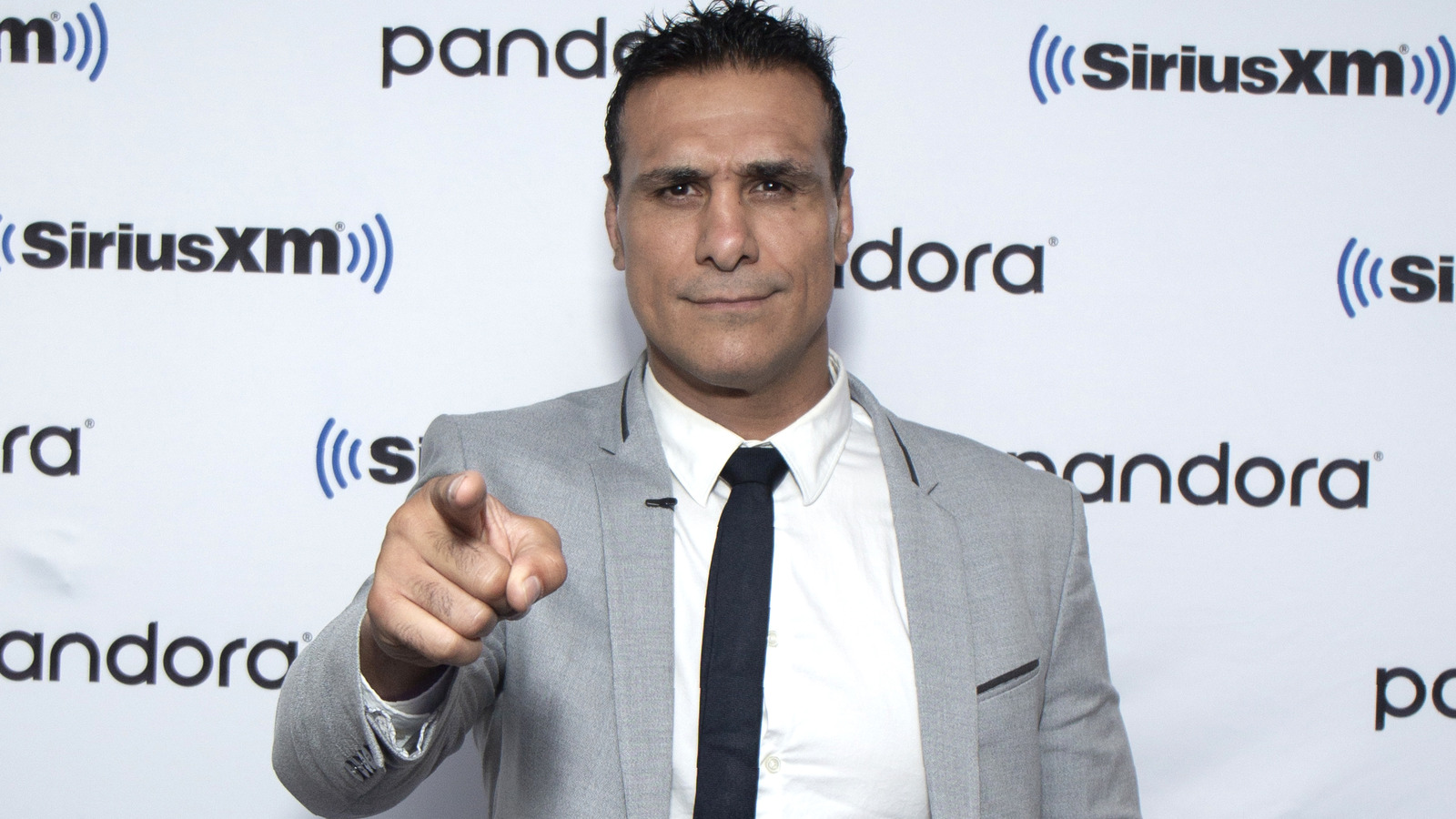 Alberto del Río ataca al padre de Vikingo en el programa de entrevistas antes del partido por el título de AAA