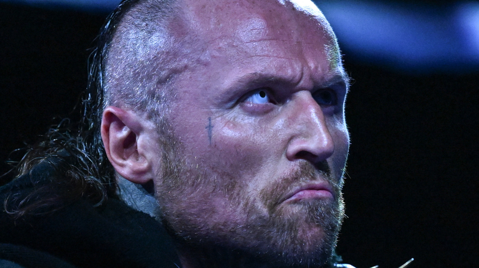 Aleister Black de WWE analiza la conexión entre la lucha libre y la actuación