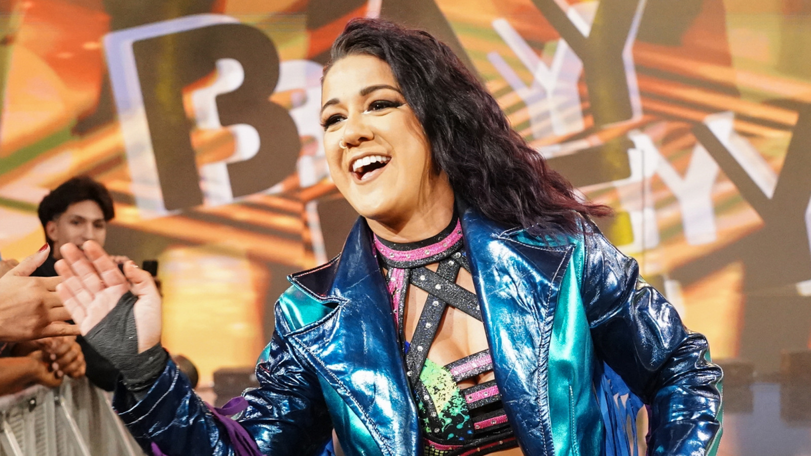 Bayley explica cómo los fanáticos de AJ Lee y WWE fueron responsables del personaje de 'Hugger' en NXT