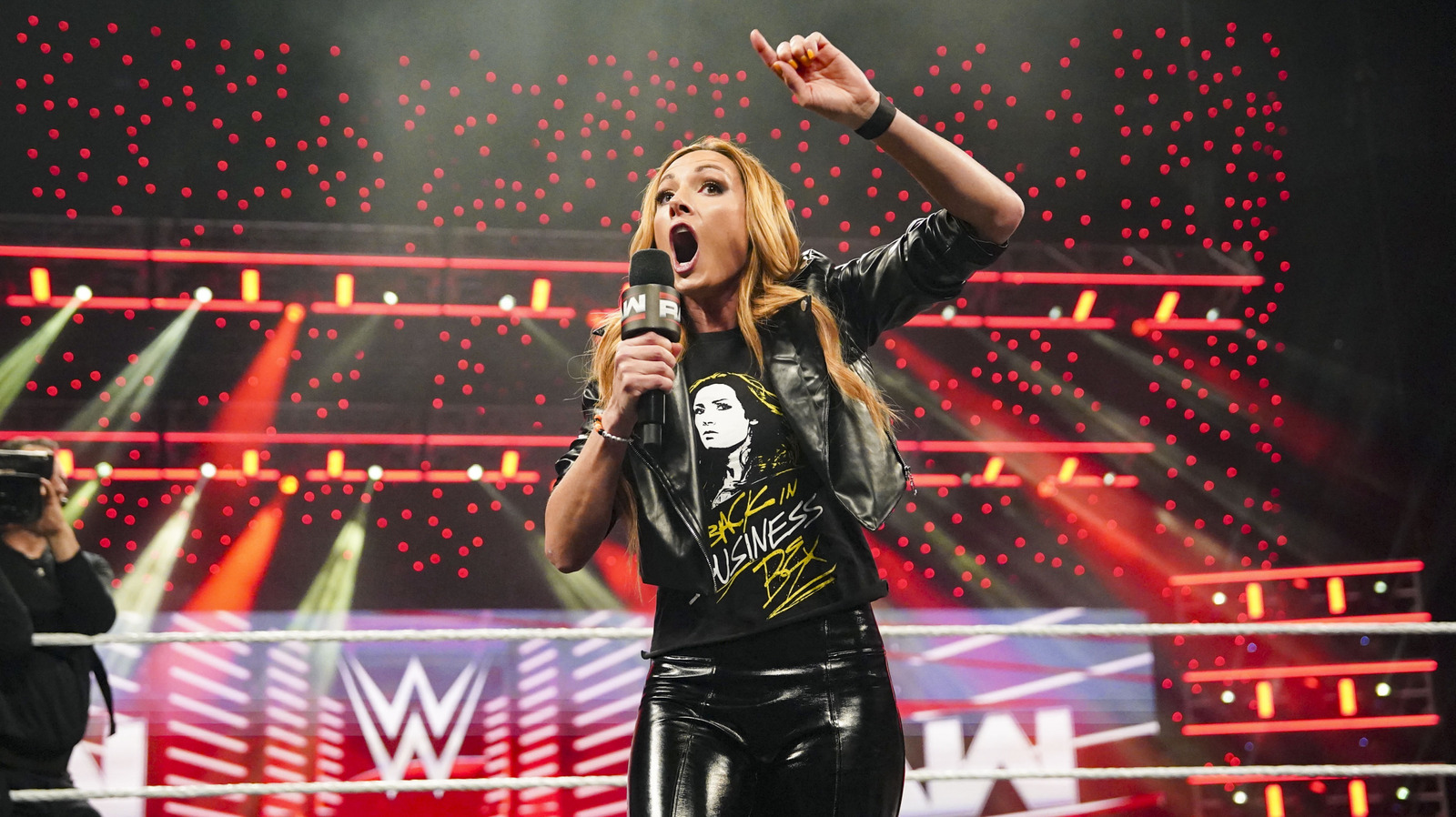 Bayley probablemente 'pagar $ 100 al mes para que su mejor amiga le envíe un mensaje de texto'